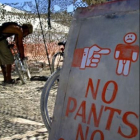 Следующий пляжный знак предупреждает отдыхающих о том, чтобы они не забывали свои штаны.