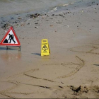 Знак, предупреждающий о том, что здесь мокрый песок, пожалуй, самый странный изо всех выше перечисленных.