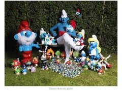 44-летний житель Великобритании, Стивен Парке, с детства увлекся собиранием фигурок маленьких гномов небесно-голубого цвета.