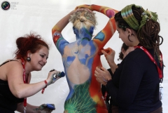 Художники разрисовывают модель во время ежегодного всемирного фестиваля боди-арта 1 июля, 2011 года, Австрия. 