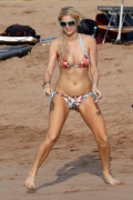 Пэрис Хилтон на пляже в бикини